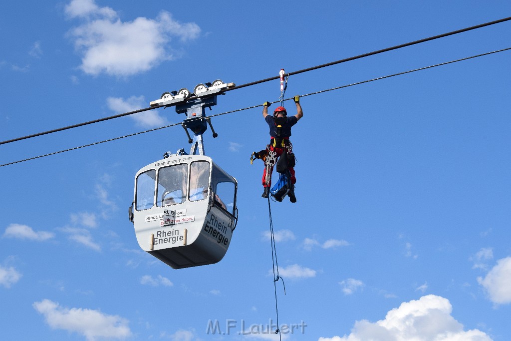 Koelner Seilbahn Gondel blieb haengen Koeln Linksrheinisch P338.JPG